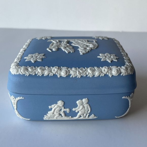 Wedgwood Jasperware Blue Square Lidded Trinket Box Cherub Cupid England - Picture 12 of 13